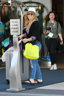 Caity Lotz feet photo thumbnail