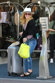 Caity Lotz feet photo thumbnail