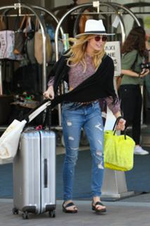Caity Lotz feet photo thumbnail