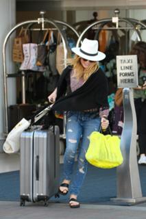 Caity Lotz feet photo thumbnail