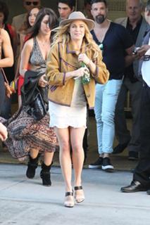 Caity Lotz feet photo thumbnail