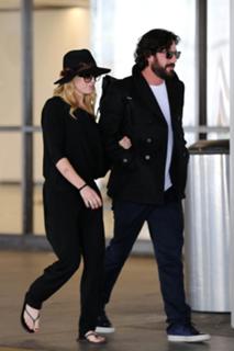 Caity Lotz feet photo thumbnail