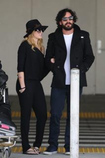 Caity Lotz feet photo thumbnail
