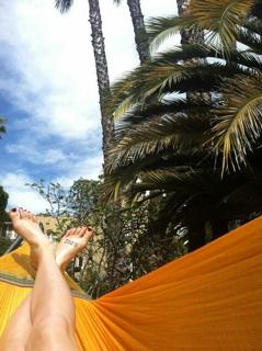 Caity Lotz feet photo thumbnail