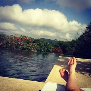 Caity Lotz feet photo thumbnail