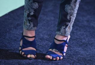 Caity Lotz feet photo thumbnail