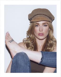 Caity Lotz feet photo thumbnail