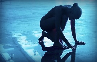 Caity Lotz feet photo thumbnail