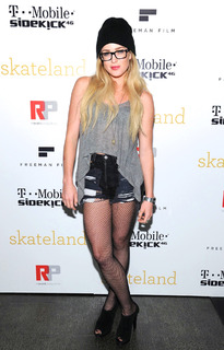 Caity Lotz feet photo thumbnail