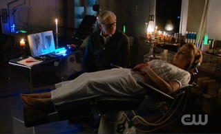 Caity Lotz feet photo thumbnail