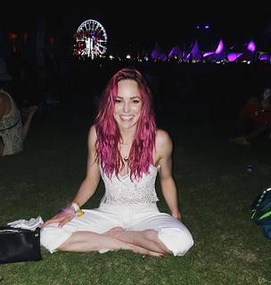 Caity Lotz feet photo thumbnail