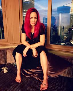Caity Lotz feet photo thumbnail
