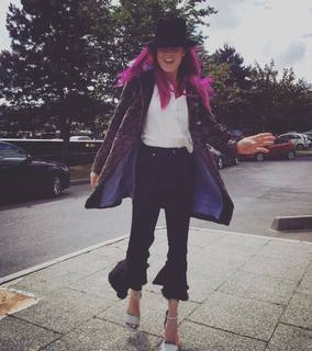 Caity Lotz feet photo thumbnail