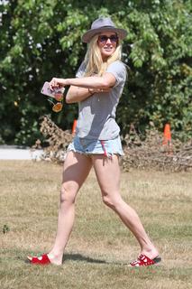 Caity Lotz feet photo thumbnail