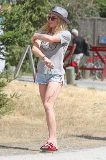 Caity Lotz feet photo thumbnail