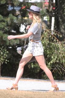 Caity Lotz feet photo thumbnail