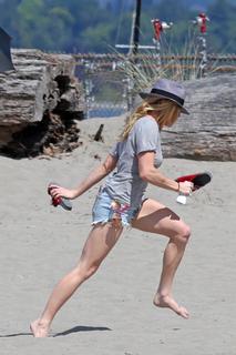 Caity Lotz feet photo thumbnail
