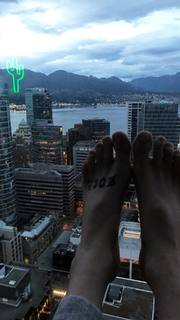 Caity Lotz feet photo thumbnail