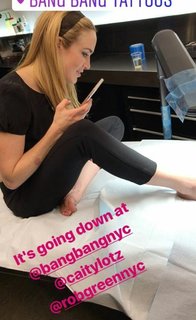 Caity Lotz feet photo thumbnail