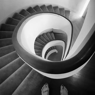 Caity Lotz feet photo thumbnail