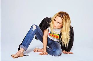 Caity Lotz feet photo thumbnail