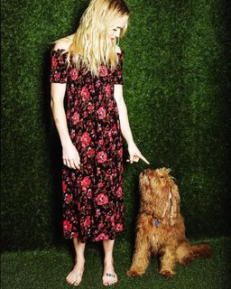 Caity Lotz feet photo thumbnail