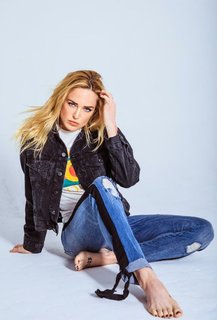 Caity Lotz feet photo thumbnail