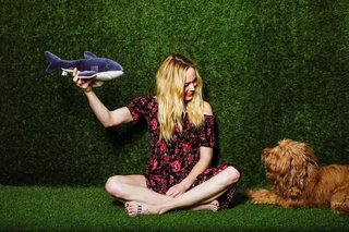 Caity Lotz feet photo thumbnail