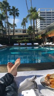 Caity Lotz feet photo thumbnail