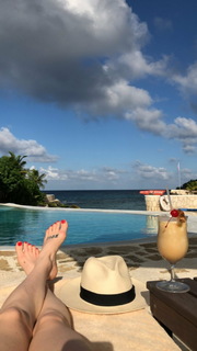 Caity Lotz feet photo thumbnail