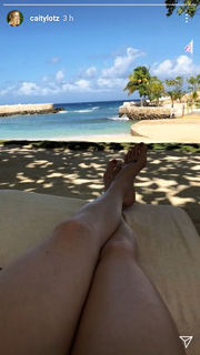 Caity Lotz feet photo thumbnail