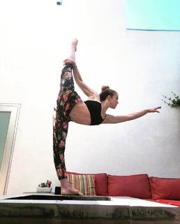 Caity Lotz feet photo thumbnail