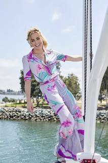 Caity Lotz feet photo thumbnail