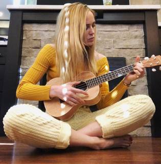Caity Lotz feet photo thumbnail