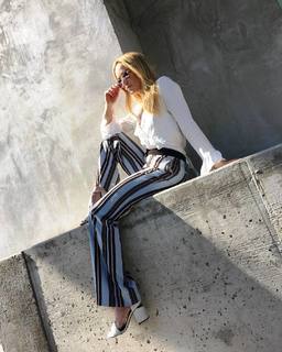 Caity Lotz feet photo thumbnail