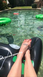 Caity Lotz feet photo thumbnail