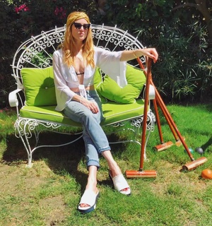 Caity Lotz feet photo thumbnail