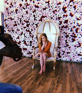 Caity Lotz feet photo thumbnail