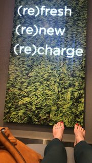 Caity Lotz feet photo thumbnail