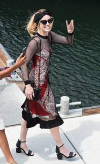 Caity Lotz feet photo thumbnail