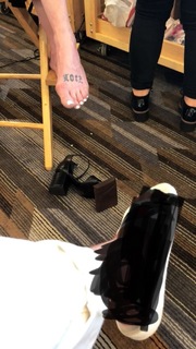 Caity Lotz feet photo thumbnail