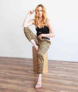 Caity Lotz feet photo thumbnail