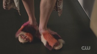 Caity Lotz feet photo thumbnail