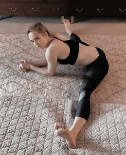 Caity Lotz feet photo thumbnail