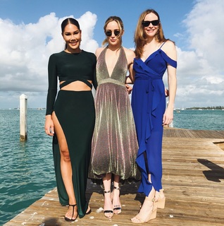 Caity Lotz feet photo thumbnail