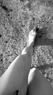 Caity Lotz feet photo thumbnail