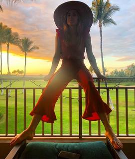 Caity Lotz feet photo thumbnail