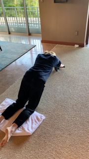 Caity Lotz feet photo thumbnail
