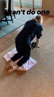 Caity Lotz feet photo thumbnail