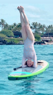 Caity Lotz feet photo thumbnail